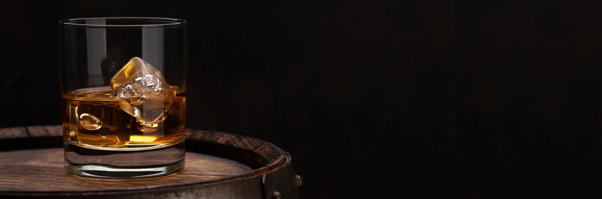 OUR CUT CRYSTAL PREMIUM QUALITY WHISKEY GLASSES ARE HANDCRAFTED IN THE WEST MIDLANDS, USING TRADITIONAL TECHNIQUES TO CREATE ONE-OF-A-KIND PIECES - PERFECT FOR SPECIAL OCCASIONS OR EVERYDAY USE